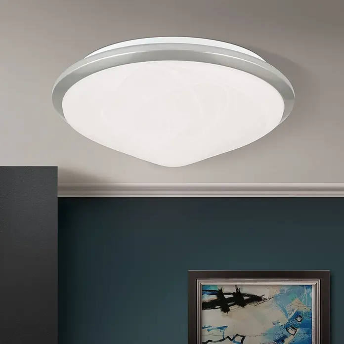 Orion Leuchten Deckenleuchte - L x B x H: 32 x 32 x 13 cm, E27 - Runde LED-Deckenleuchte mit weißem, gewirbeltem Diffusor und silber-grauem Metallrand, an der Decke montiert.