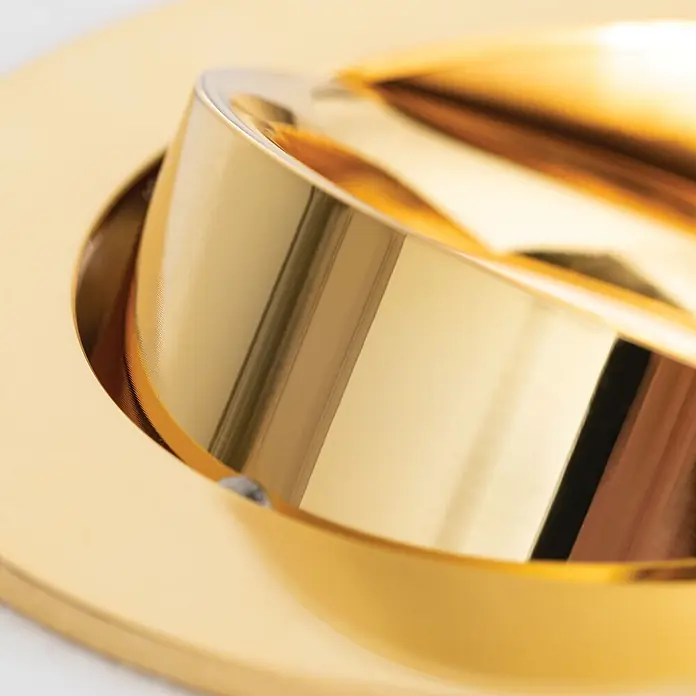 Orion Leuchten Einbauleuchte -  - Goldenes, hochreflektierendes, kreisförmiges Metallobjekt, eventuell ein Dekorelement oder Teil einer Leuchte.