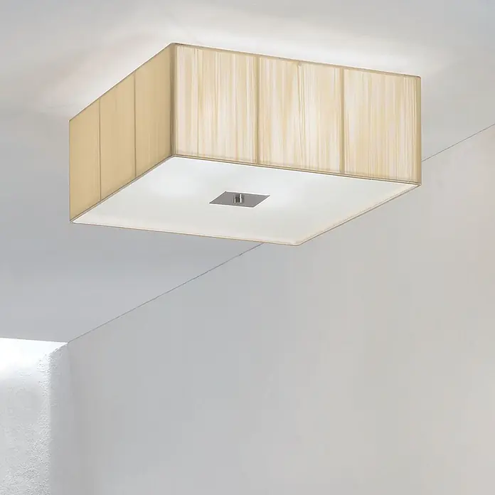 Orion Leuchten Deckenleuchte - L x B x H: 50 x 50 x 23 cm, E27 - Quadratische Deckenleuchte mit beigem plissiertem Stoffschirm und weißem Diffusor, mit zentralem Metalldetail.