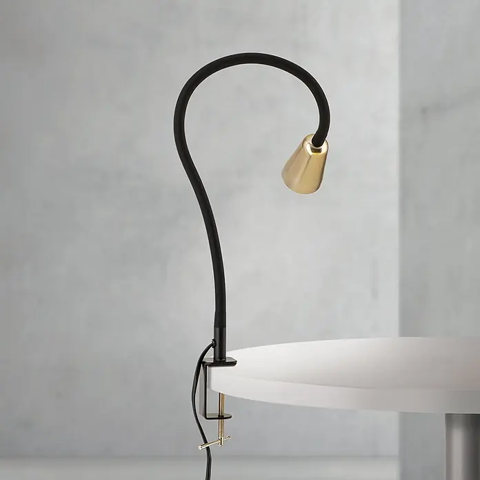Orion Leuchten Klemmleuchte - 40 W, L x B x H: 7,5 x 24 x 58 cm - Schwarze Schwanenhals-Klemmlampe mit messingfarbenem konischem Schirm, an einem weißen Tisch befestigt.