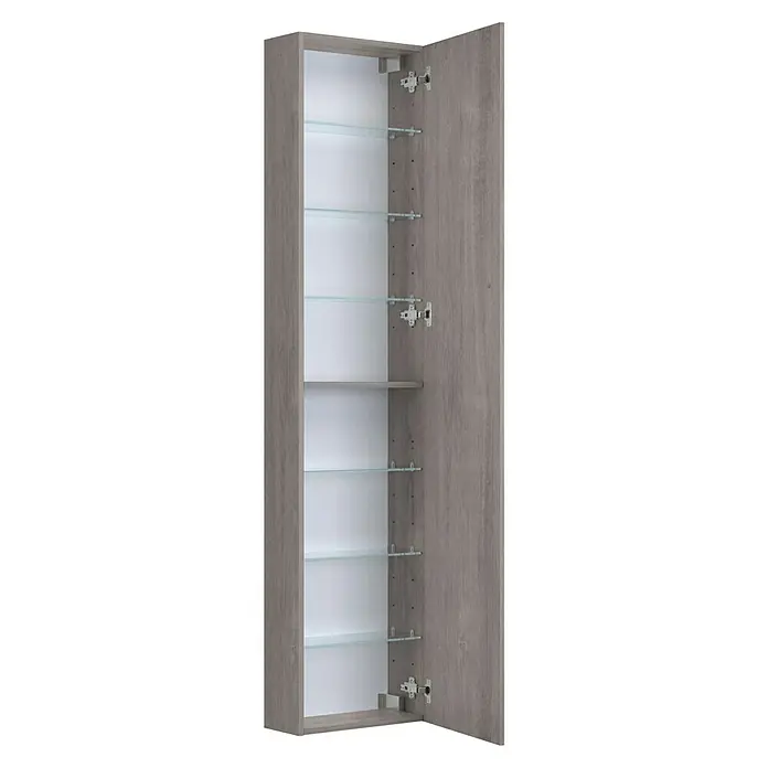 Camargue Espacio Hochschrank - 40 x 17 x 170 cm, Farbe Griff: Chrom, Faro - Ein grauer Hochschrank mit offenen Glasregalen und einer leicht geöffneten Tür. Ideal für die Aufbewahrung von Badartikeln oder anderen Gegenständen.