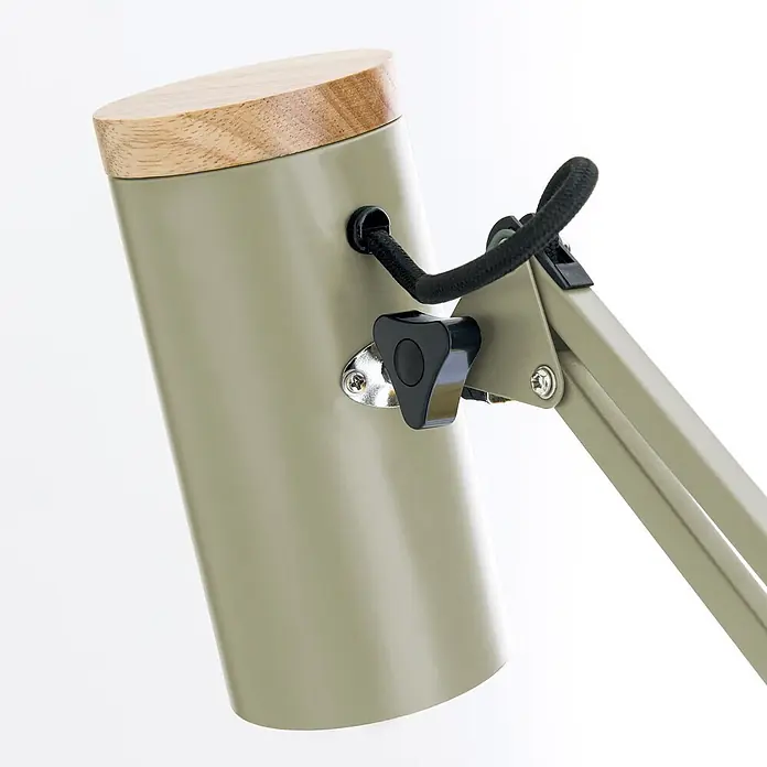 Orion Leuchten Klemmleuchte - 40 W, L x B x H: 55 x 8 x 86 cm - Nahaufnahme einer salbeigrünen Schreibtischlampe mit Holzplatte und schwarzem Stoffkabel, zeigt das verstellbare Armgelenk.