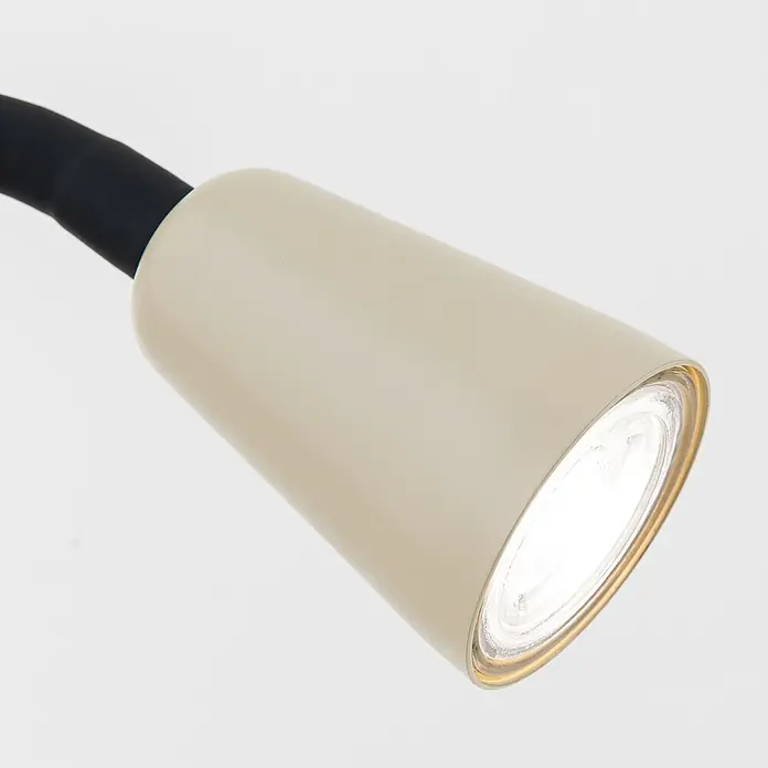 Orion Leuchten Klemmleuchte - 40 W, L x B x H: 7,5 x 16,5 x 27 cm - Nahaufnahme eines beigen zylindrischen Lampenkopfes mit schwarzem flexiblem Arm, hell leuchtend.