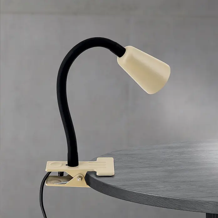 Orion Leuchten Klemmleuchte - 40 W, L x B x H: 7,5 x 16,5 x 27 cm - Cremefarbene Klemmlampe mit schwarzem flexiblem Hals, an einem dunkelgrauen Tisch befestigt.