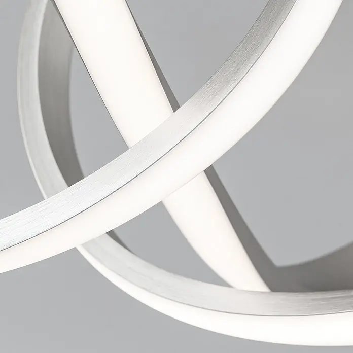 Orion Leuchten LED-Deckenleuchte - L x B x H: 27 x 25 x 27 cm - Nahaufnahme einer modernen LED-Leuchte mit verschlungenen Ringen aus gebürstetem Silber und weißem Diffusor.