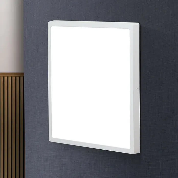 Orion Leuchten LED-Deckenleuchte - L x B x H: 40 x 40 x 2,9 cm - Quadratische weiße LED-Panel-Leuchte an dunkler strukturierter Wand, strahlt helles Licht aus.