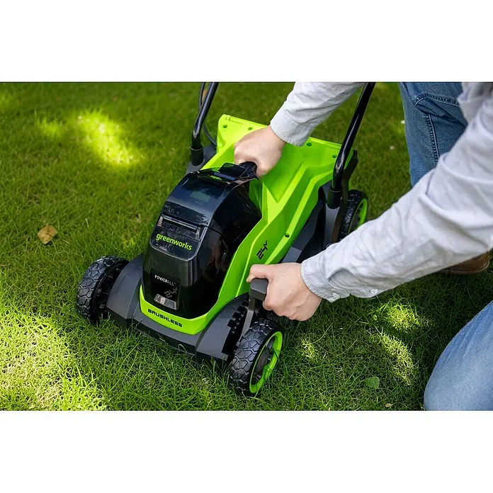 Greenworks Akku-Rasenmäher Gen2 GW 24V BL 4 AH 33 cm - 24 V, 1 Akku, 4 Ah, Schnittbreite: 33 mm - Grüner und schwarzer Greenworks 24V Akku-Rasenmäher, von einer Person bedient.
