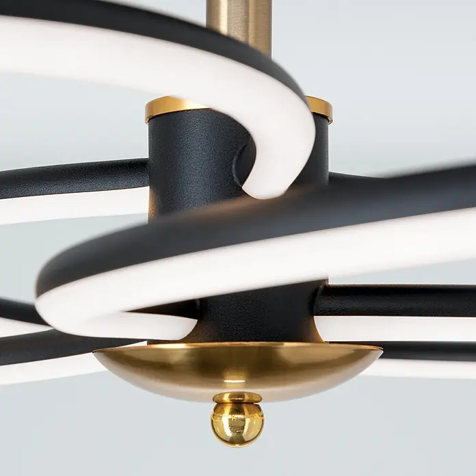 Orion Leuchten LED-Deckenleuchte - L x B x H: 68 x 59 x 26 cm - Nahaufnahme eines modernen Kronleuchters mit schwarzem, texturiertem Metall, goldenen Akzenten und weißen, geschwungenen LED-Lichtstreifen.
