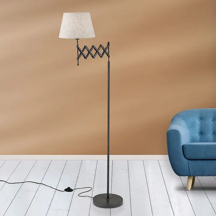 Orion Leuchten Stehleuchte - 40 W, Höhe: 173 cm, E27 - Stehlampe aus dunklem Metall mit verstellbarem Scherenarm und hellem Stoffschirm, neben einem blauen Sessel.