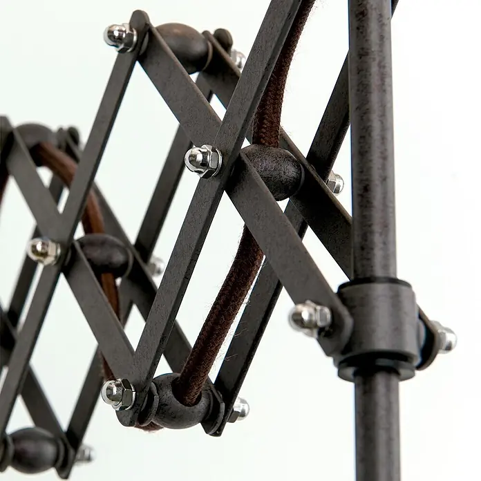 Orion Leuchten Stehleuchte - 40 W, Höhe: 173 cm, E27 - Dunkler Metall-Scherenarm einer Lampe mit braunem Stoffkabel und Chromschrauben.