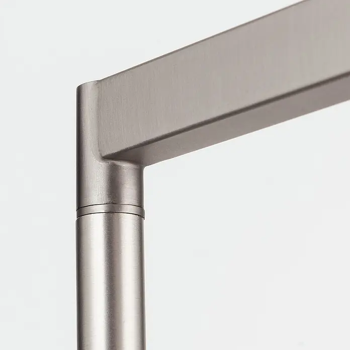 Orion Leuchten Stehleuchte - 40 W, Höhe: 127 cm, E27 - Nahaufnahme einer gebürsteten Metallarmatur mit zylindrischer Basis und rechtwinkligem Arm.
