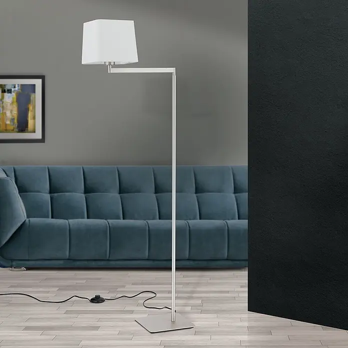 Orion Leuchten Stehleuchte - 40 W, Höhe: 127 cm, E27 - Moderne Stehleuchte mit weißem Rechteckschirm und silbernem Ständer, neben einem blauen Sofa im Wohnzimmer.