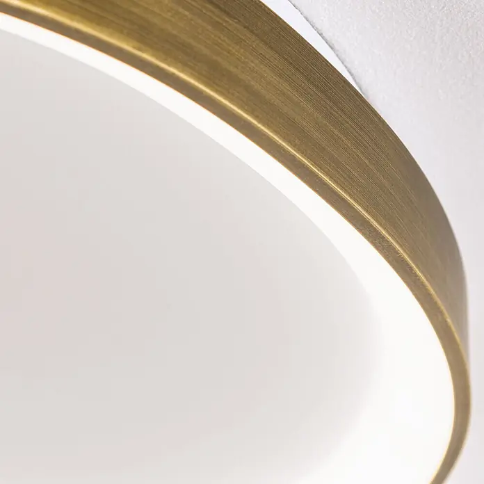 Orion Leuchten LED-Deckenleuchte - L x B x H: 65 x 65 x 6 cm - Nahaufnahme einer runden Deckenleuchte mit gebürsteter Messingoptik und integrierter LED-Beleuchtung.
