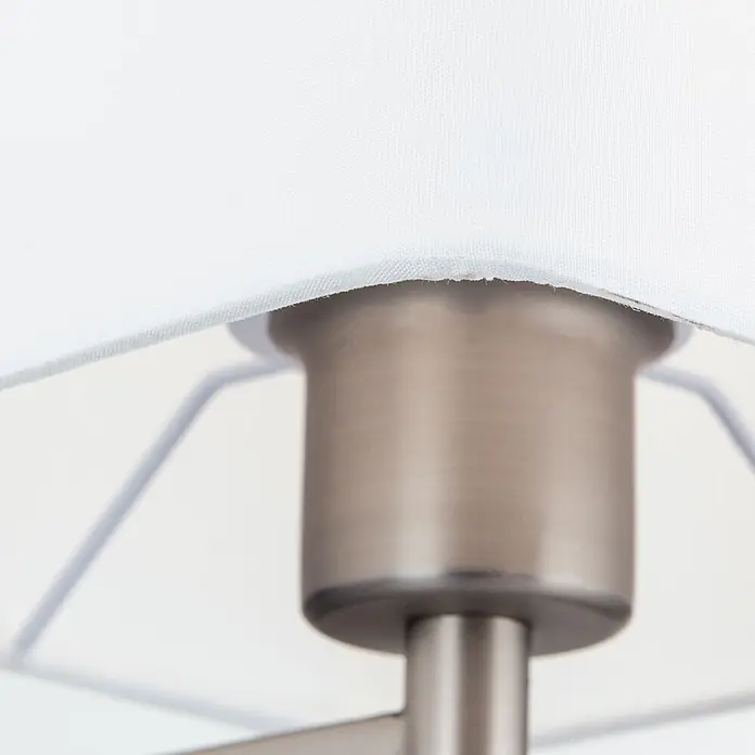 Orion Leuchten Stehleuchte - 40 W, Höhe: 127 cm, E27 - Nahaufnahme eines weißen Lampenschirms aus Stoff mit gebürstetem Metallgestell.