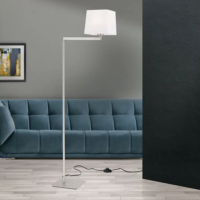 Orion Leuchten Stehleuchte - 40 W, Höhe: 127 cm, E27 - Silberne Stehlampe mit weißem quadratischem Schirm beleuchtet ein modernes Wohnzimmer.