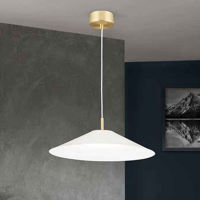Orion Leuchten LED-Pendelleuchte rund -  - Weiße, scheibenförmige Pendelleuchte mit goldener Deckenbefestigung und Akzent in einem modernen Raum.