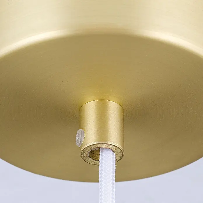 Orion Leuchten LED-Pendelleuchte rund -  - Nahaufnahme einer Deckenrosette aus gebürstetem Messing mit weißem Textilkabel und transparenter Zugentlastung.