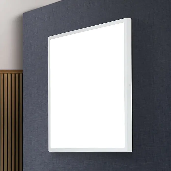 Orion Leuchten LED-Deckenleuchte - L x B x H: 60 x 60 x 2,9 cm - Rechteckiges Lichtpaneel mit weißem Rahmen an einer dunkelblauen, strukturierten Wand. Das Paneel leuchtet hellweiß.