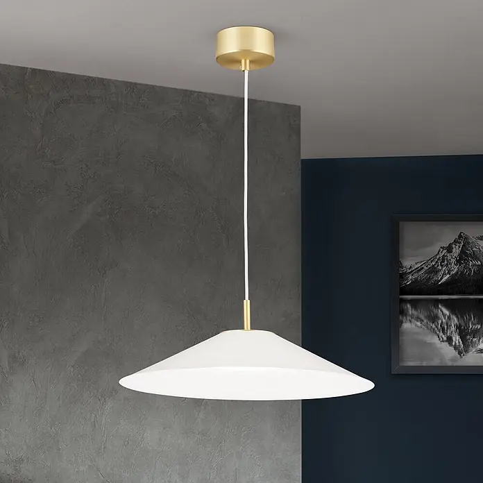 Orion Leuchten LED-Pendelleuchte rund -  - Moderne Pendelleuchte in Messing und Weiß mit breitem, konischem Schirm, die einen modernen Raum beleuchtet.