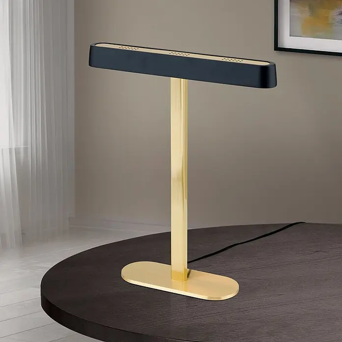 Orion Leuchten LED-Tischleuchte - 12 W, L x B x H: 27,5 x 3,5 x 34 cm, Warmweiß - Moderne Messing-Tischleuchte mit dunkelblauem, rechteckigem Kopf auf einem dunklen Holztisch.