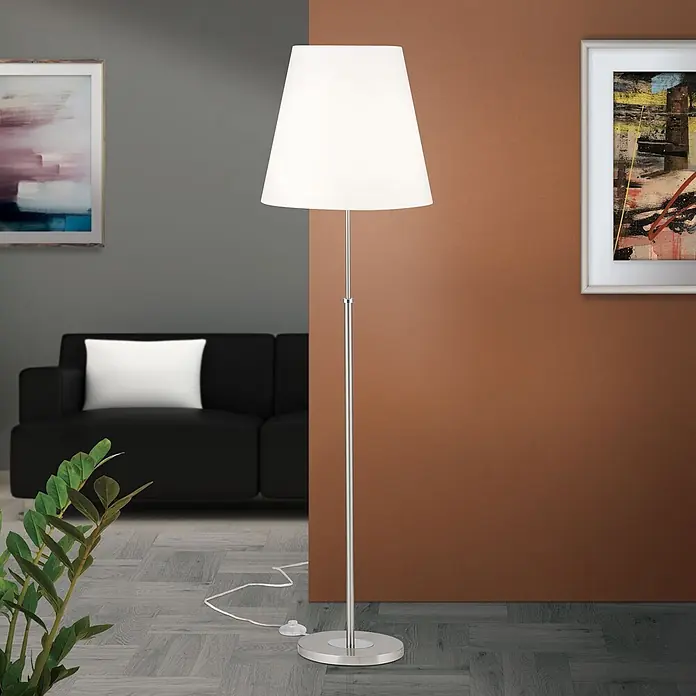 Orion Leuchten Stehleuchte - 40 W, Höhe: 165 cm, E27 - Stehlampe mit weißem, konischem Schirm und silbernem Metallständer in einem modernen Wohnzimmer neben einem Sofa.