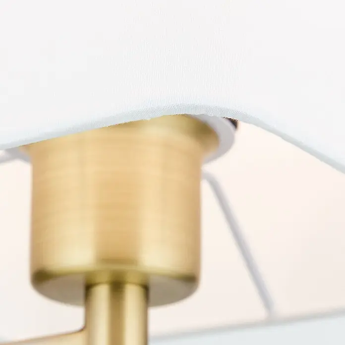 Orion Leuchten Stehleuchte - 40 W, Höhe: 127 cm, E27 - Nahaufnahme einer weißen Stoff-Lampenschirmkante über einem Messing-Lampenfitting.