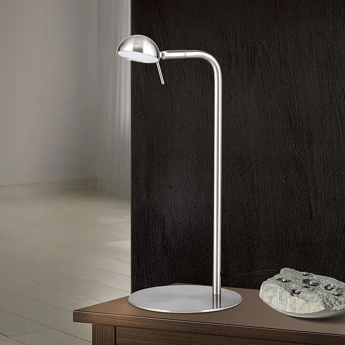 Orion Leuchten LED-Tischleuchte - 5 W, L x B x H: 16 x 16 x 39 cm, Warmweiß - Tischlampe aus gebürstetem Metall in Silber mit gebogenem Arm und rundem Kopf auf einem Holztisch.
