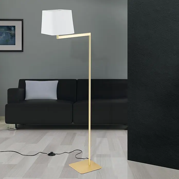 Orion Leuchten Stehleuchte - 40 W, Höhe: 127 cm, E27 - Goldene Stehleuchte mit weißem quadratischem Schirm in modernem Wohnzimmer neben schwarzem Sofa.