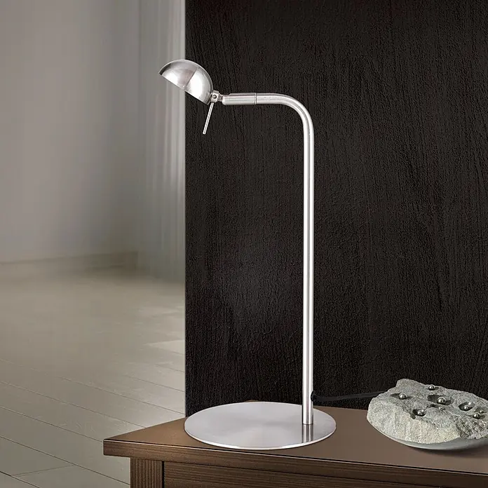Orion Leuchten LED-Tischleuchte - 5 W, L x B x H: 16 x 16 x 39 cm, Warmweiß - Eine elegante Tischleuchte aus gebürstetem Metall mit verstellbarem Kopf und rundem Fuß auf einem Holztisch.