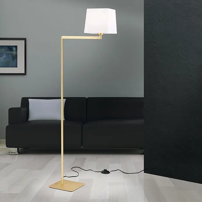 Orion Leuchten Stehleuchte - 40 W, Höhe: 127 cm, E27 - Eine goldene Stehlampe mit weißem rechteckigem Schirm steht im Wohnzimmer neben einem schwarzen Sofa.