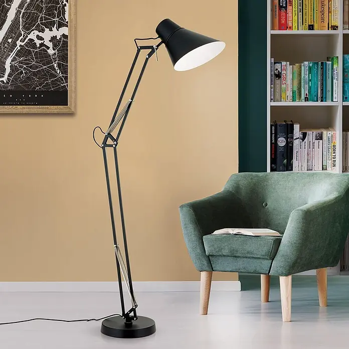 Orion Leuchten Stehleuchte - 40 W, Höhe: 165 cm, E27 - Schwarze, verstellbare Stehlampe mit breitem Schirm, in einem Wohnzimmer neben einem grünen Sessel und Bücherregal, zum Lesen.