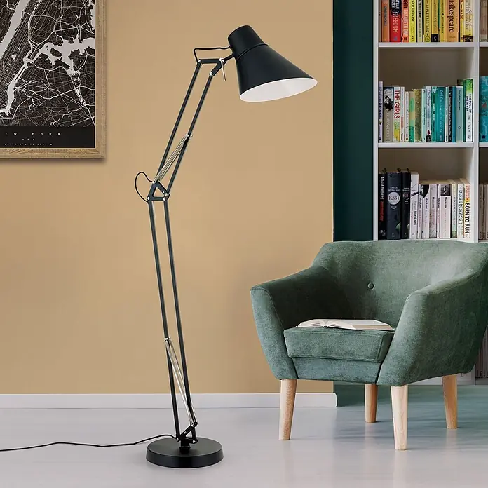 Orion Leuchten Stehleuchte - 40 W, Höhe: 165 cm, E27 - Schwarze, verstellbare Stehlampe, die eine gemütliche Leseecke mit grünem Sessel und Bücherregal beleuchtet.