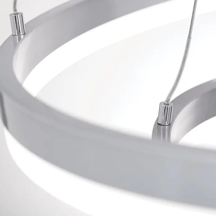 Orion Leuchten LED-Pendelleuchte rund -  - Geschwungene silberne LED-Leuchte mit Chrom-Aufhängungskabeln.