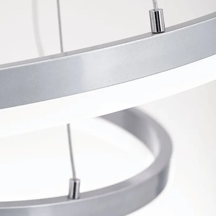Orion Leuchten LED-Pendelleuchte rund -  - Silberne LED-Pendelleuchtenringe strahlen hellweißes Licht aus, an dünnen Drähten aufgehängt.
