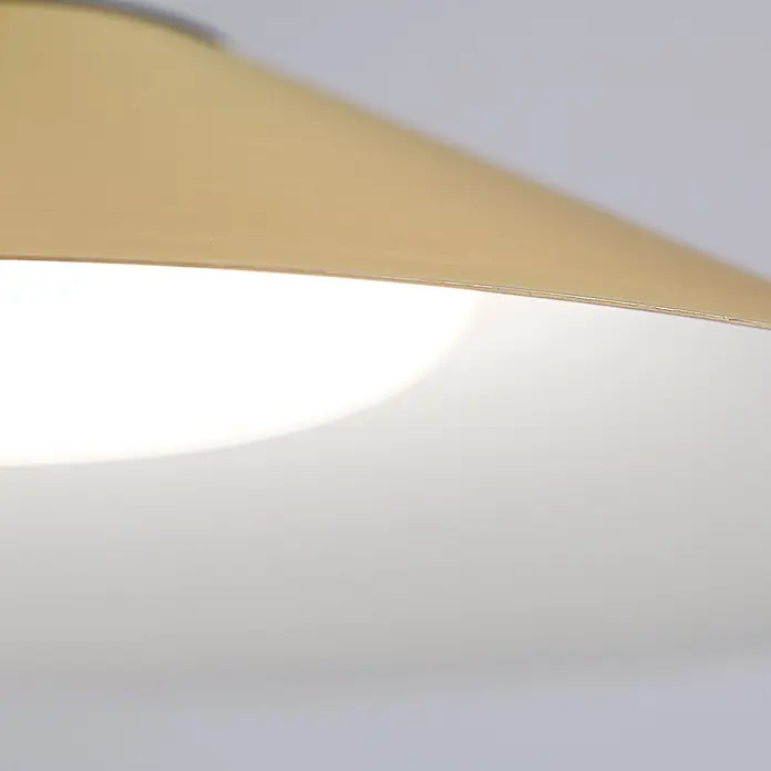 Orion Leuchten LED-Pendelleuchte rund -  - Goldener Lampenschirm mit einer hellen weißen Lichtquelle, die den Raum darunter beleuchtet.