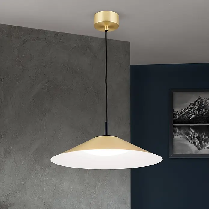 Orion Leuchten LED-Pendelleuchte rund -  - Goldene Messing-Pendelleuchte mit breitem, konischem Schirm, von der Decke hängend, beleuchtet.