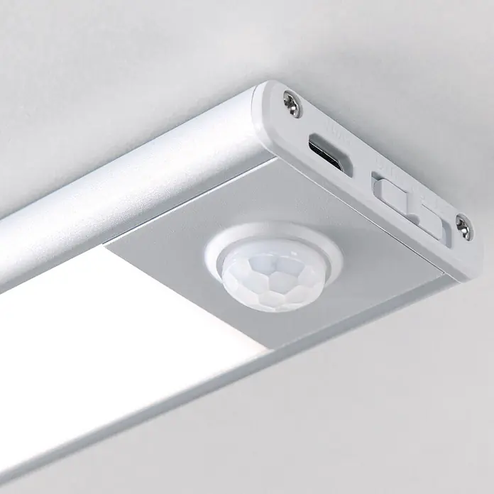 Orion Leuchten Akku-Unterbauleuchte - L x B x H: 40 x 4 x 1,4 cm - Silberne LED-Leiste mit Bewegungssensor, AN-AUS-AUTO-Schalter und 5V/1A USB-Anschluss.