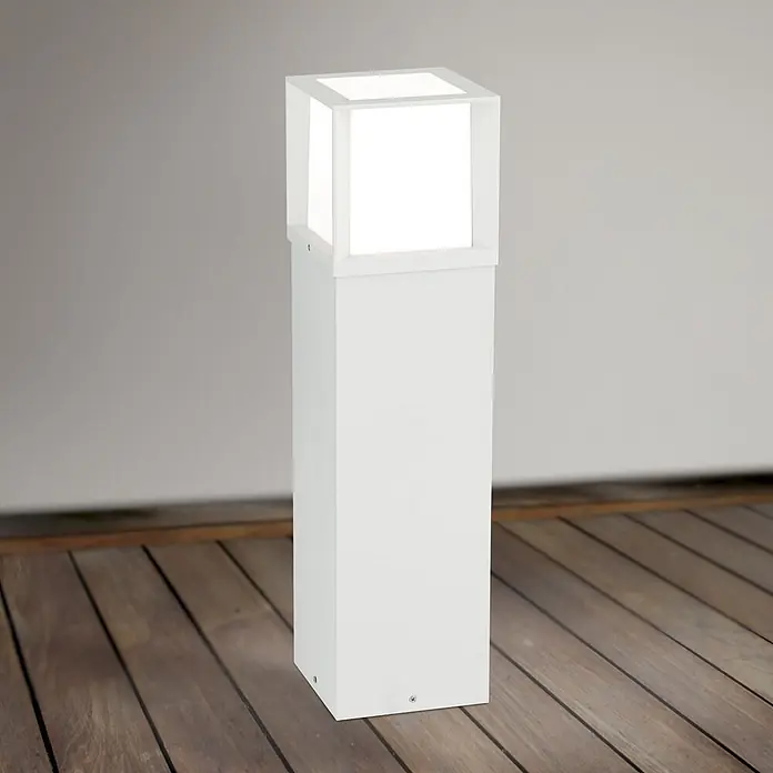 Orion Leuchten Außensockelleuchte - 16 x 16 x 60 cm, Ohne Leuchtmittel - Weißes rechteckiges Outdoor-Pollerleuchte mit leuchtender quadratischer Oberseite, auf Holzterrasse montiert.