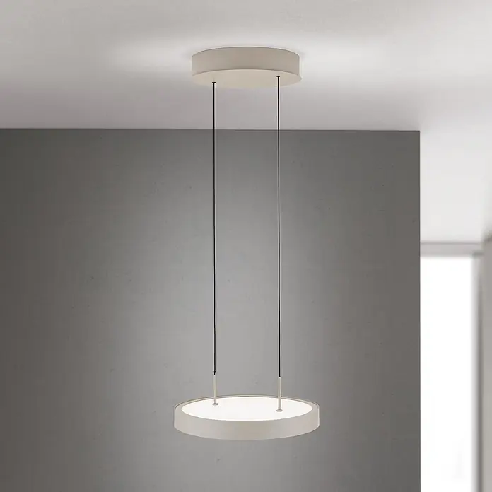 Orion Leuchten LED-Pendelleuchte rund -  - Helle beige runde Pendelleuchte mit schwarzen Aufhängeseilen, von der Decke hängend.