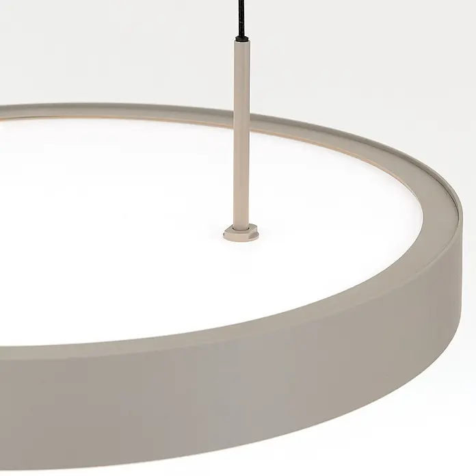 Orion Leuchten LED-Pendelleuchte rund -  - Hellgraue runde Pendelleuchte mit weißem Diffusor, an passender Stange aufgehängt.