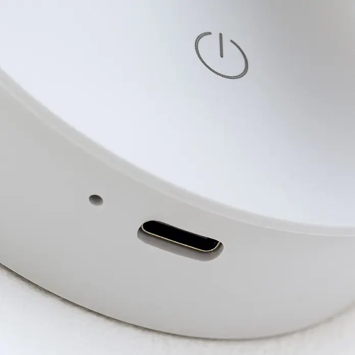 Orion Leuchten Akku-Wandleuchte - 8 x 8 x 6 cm, IP20 - Weißes Elektronikgerät mit Ein-/Ausschalt-Symbol, LED-Anzeige und USB-C Ladeanschluss.