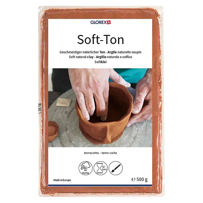 Glorex Hobby Time Softton - 500 g, Terracotta - Rechteckige Packung 500g terrakottafarbene, weiche, lufthärtende Tonerde von Glorex, mit Händen, die Ton formen.