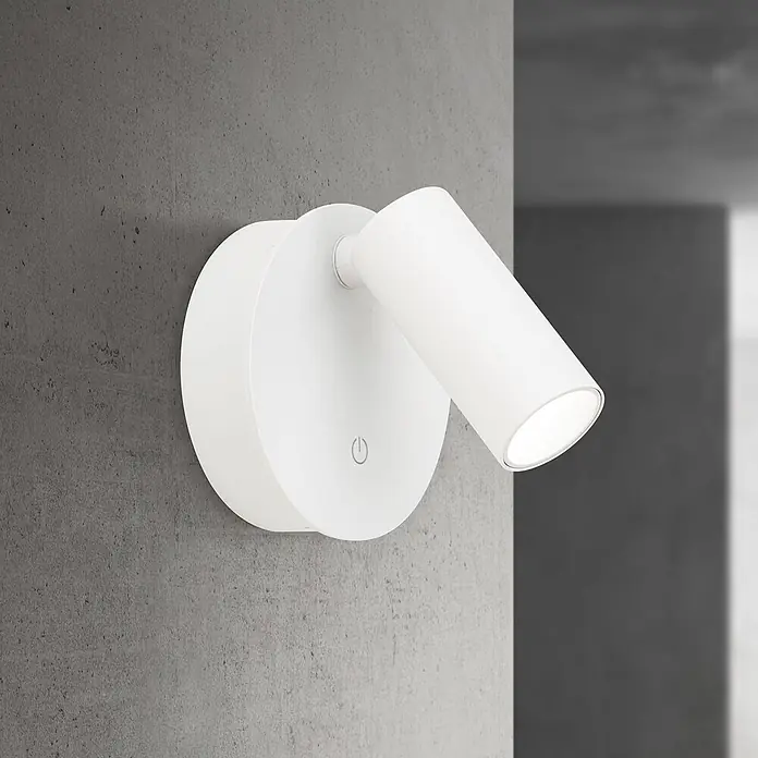 Orion Leuchten Akku-Wandleuchte - 8 x 8 x 6 cm, IP20 - Weiße, wandmontierte LED-Leselampe mit verstellbarem Kopf und integriertem Touch-Schalter, an Betonwand.