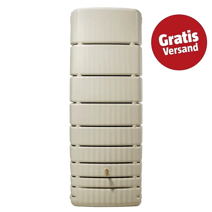 4rain Regenspeicher Slim - 650 l, Sandbeige - Hoher, rechteckiger, hellbeiger Kunststoff-Regenwassertank mit gestapeltem Design, Messinghahn unten und einem roten 'Gratis Versand'-Abzeichen.