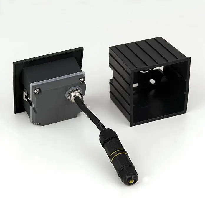 Orion Leuchten LED-Einbauleuchte - L x B x H: 7,2 x 8,5 x 8,5 cm - Schwarzer Industrie-Einbauverbinder mit Kabel und wasserdichtem Inline-Stecker, daneben ein schwarzes Gehäuse.