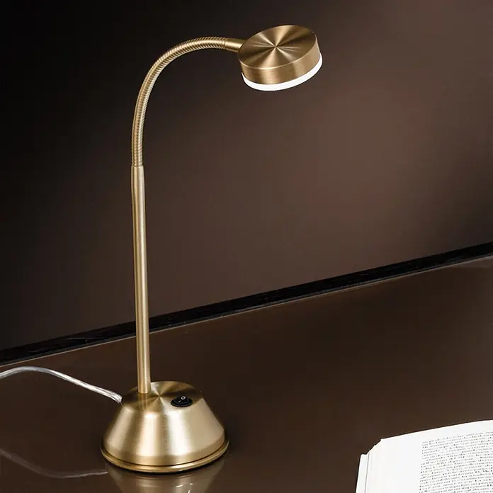 Orion Leuchten LED-Tischleuchte - 3 W, L x B x H: 24 x 10 x 47 cm, Kaltweiß - Eine antike Messing-Schreibtischlampe mit flexiblem Schwanenhals und rundem LED-Kopf, beleuchtet ein Buch auf dunklem Tisch.
