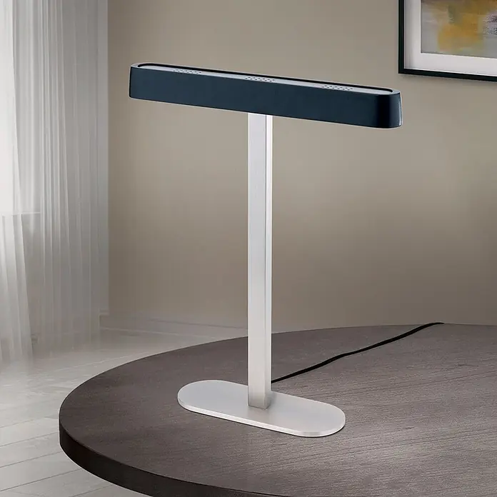 Orion Leuchten LED-Tischleuchte - 12 W, Warmweiß - Moderne Schreibtischlampe mit dunkelblauem, rechteckigem Kopf und silbernem Fuß, auf einem dunklen Holztisch.