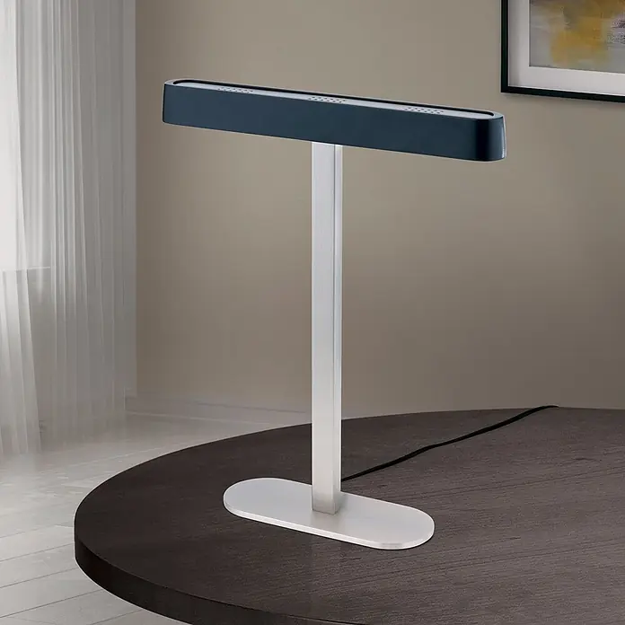 Orion Leuchten LED-Tischleuchte - 12 W, Warmweiß - Eine elegante, dunkelblaue und silberne Linear-Tischlampe steht auf einem dunklen Holztisch.