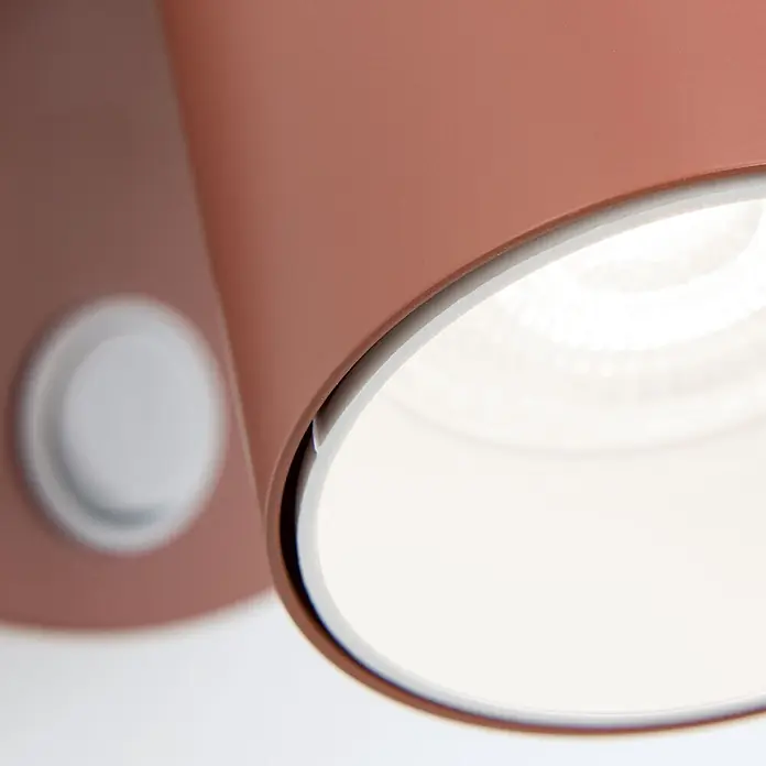 Orion Leuchten Wandstrahler - L x B x H: 9 x 13,5 x 2,5 cm, GU10 - Matte Terrakotta-Leuchte mit heller LED und weißem Bedienknopf.