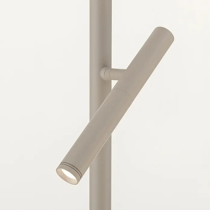 Orion Leuchten LED-Deckenfluter - 33 W, Höhe: 175 cm - Matter hellgrauer zylindrischer LED-Strahler an einer vertikalen Stange, schräg nach unten gerichtet und beleuchtet.